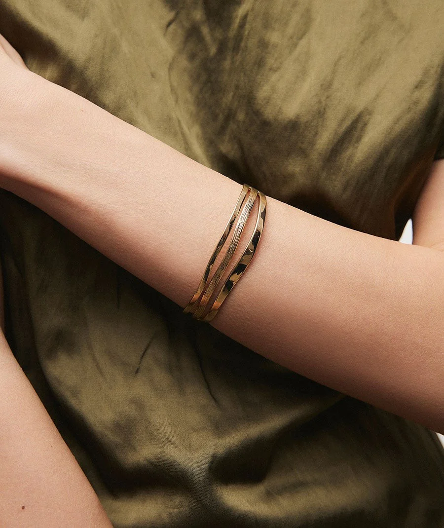 Detalle Brazalete Rígido Abierto Texturas Mar 2